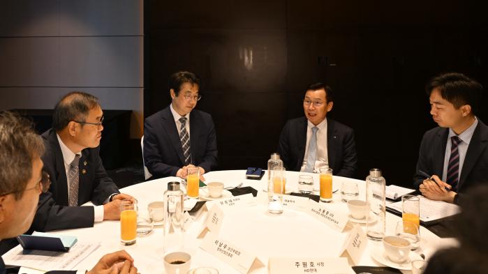 지난 26일 서울 여의도 콘래드호텔에서 열린 방산기업 인공지능 경쟁력 강화를 위한 간담회에서 참석자들이 발전방안을 논의하고 있다. 방사청 제공