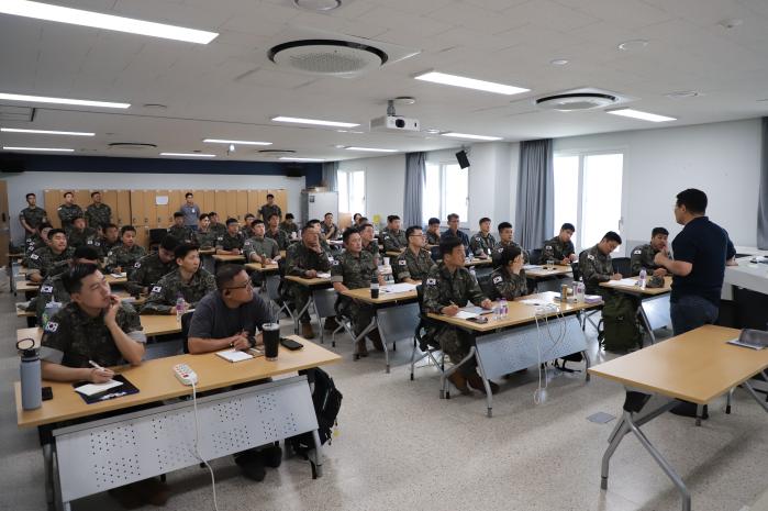 육군방공학교와 육군본부 정보작전참모부가 진행한 육군 ‘드론·대드론 전술적 운용 실무교육’에서 교육생들이 전문가 초청 강연을 듣고 있다. 부대 제공
