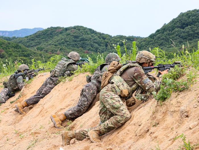 육군7공병여단 청호대대 장병과 미2사단/한미연합사단 14공병대대 장병들이 전투기술훈련 중 주위를 경계하고 있다. 사진 제공=안재민 군무주무관