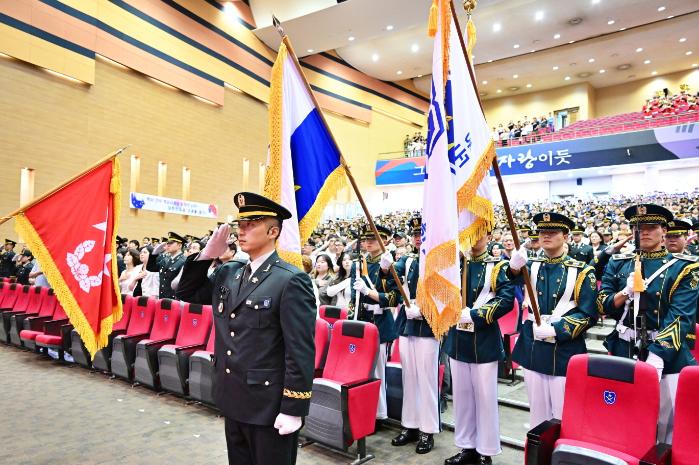 육군이 지난 26일 육군학생군사학교에서 개최한 ‘2026년 대한민국 육군 장교 통합임관식’에서 신임장교들이 경례하고 있다. 육군 제공