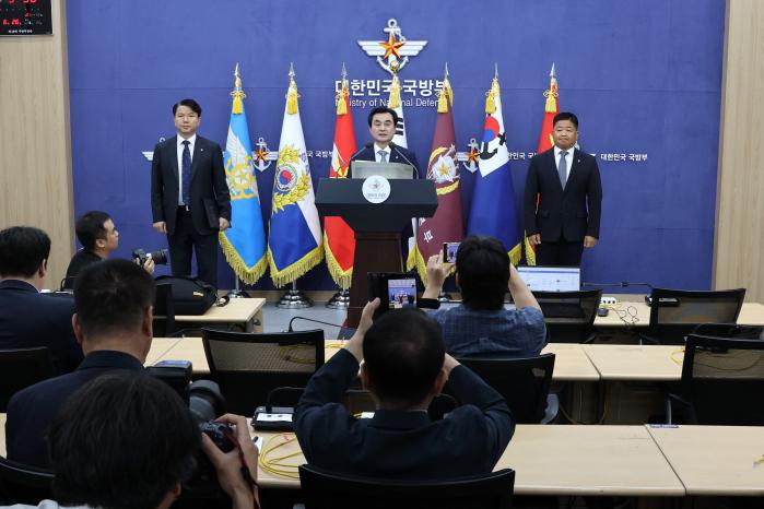 지난 26일 서울 용산구 국방부에서 안규백 장관이 국방 드론·대드론 발전 정책과 관련한 브리핑을 하고 있다. 조종원 기자