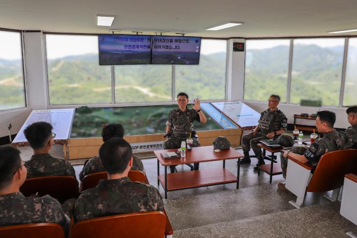 김규하(뒷줄 왼쪽) 육군참모총장이 27일 육군6보병사단 GOP대대 전망대에서 대대원들과 간담회를 하고 있다. 육군 제공