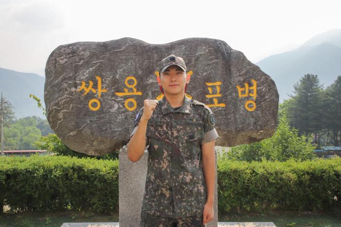 육군2포병여단 정보통신대 김태하 병장이 파이팅 포즈를 취하고 있다. 부대 제공