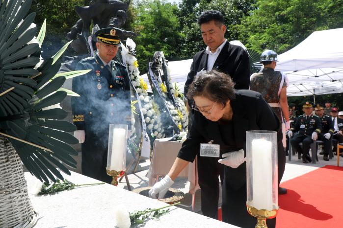 육군8기동사단이 지난 26일 개최한 의정부 축석령전투 추모행사에서 유가족이 헌화하고 있다.