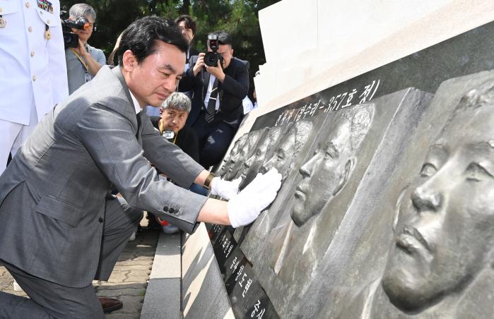 안규백 국방부 장관이 29일 해군2함대에서 열린 제2연평해전 승전 24주년 기념행사에서 연평해전 영웅들의 부조상을 어루만지고 있다. 연합뉴스