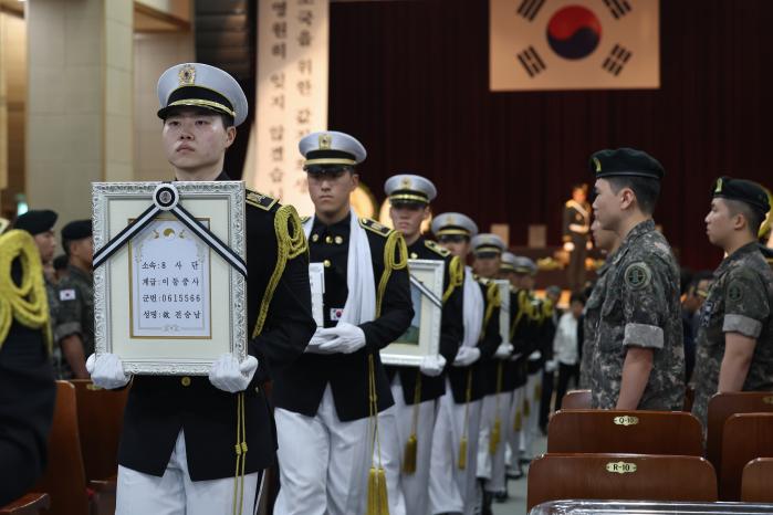 육군이 29일 국립서울현충원 현충관에서 개최한 6·25전쟁 전사자 발굴유해 합동 안장식에서 장병들이 선배 전우들의 영현을 봉송하고 있다. 이윤청 기자