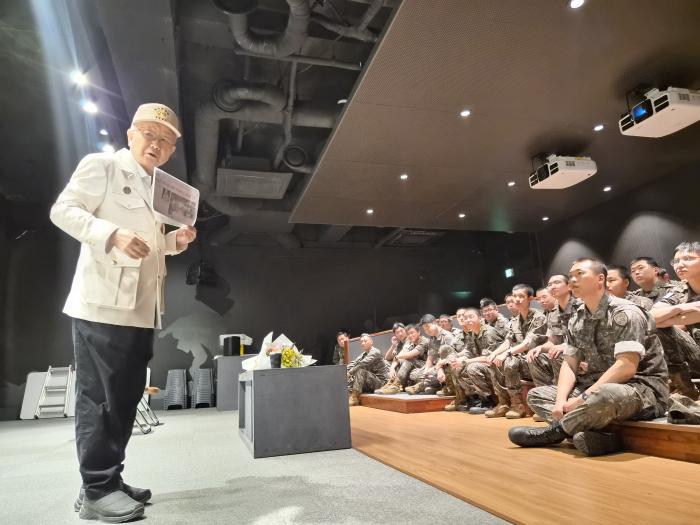 지난 25일 지평의병·지평리전투기념관을 찾은 육군수기사 돌파대대 장병들이 6·25 참전용사 김상택 옹의 전투경험을 경청하고 있다.