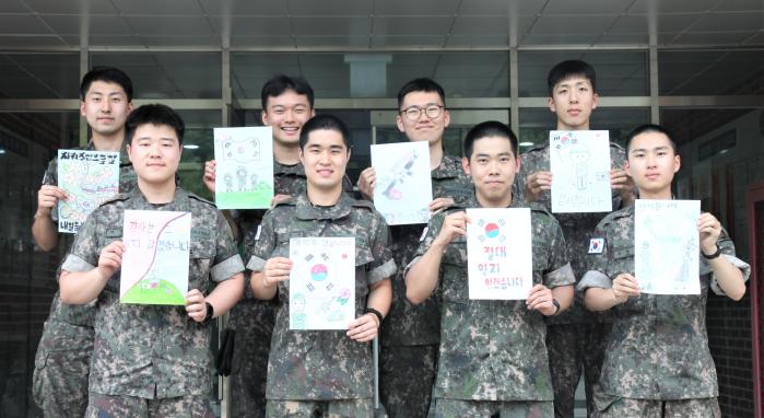 감사 포스터를 들고 있는 육군3보병사단 가온포병대대 장병들. 사진 제공=강영수 중위