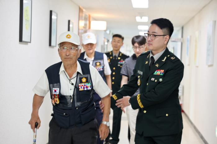 육군25보병사단을 방문한 6·25 참전용사 방규철(앞쪽)·고갑춘 옹. 사진 제공=정지안 대위