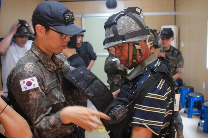 육군56보병사단 금곡 과학화 예비군훈련장에서 모의사격 체험을 준비하는 모습. 부대 제공