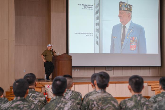 라미 사진작가가 해병대 연평부대 장병들에게 희생과 헌신에 대해 이야기하고 있다. 부대 제공
