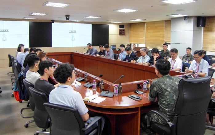 육군이 29일 계룡대에서 개최한 ‘전장 월드 파운데이션 모델 실증 킥오프 토의’에서 참석자들이 발표를 듣고 있다. 육군 제공
