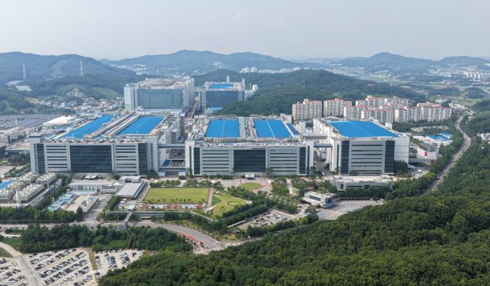 정부가 서남권에 800조 원, 충청권에 81조 원을 투자하는 등 3대 메가프로젝트를 추진한다고 밝힌 29일 충남 아산시 삼성디스플레이 아산캠퍼스 모습. 연합뉴스