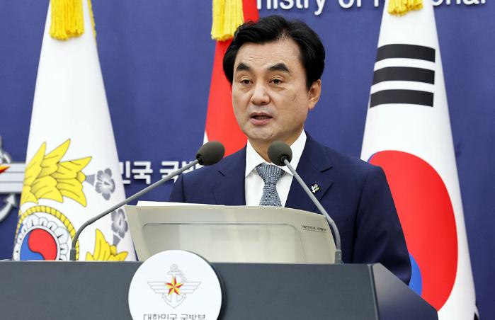 안규백 장관은 30일 하달한 지휘서신 4호를 통해 ‘내란 청산’을 국민의 군대 건설의 ‘기본 전제’이자 ‘출발점’으로 규정하며 이를 확실히 마무리하겠다고 강조했다. 사진은 지난달 26일 서울 용산구 국방부에서 국방 드론·대드론 발전 정책 발표를 하고 있는 모습. 연합뉴스