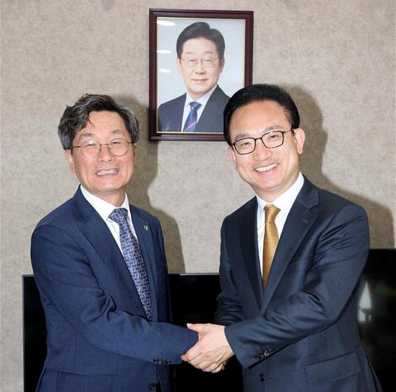 국방홍보원 배종호(오른쪽) 원장과 국민권익위원회 정일연 위원장이 지난 19일 만나 6·25 무연고 전사자의 국가유공자 등록 및 예우를 위한 범정부 사업의 성공적 시행을 위해 힘을 모을 것을 약속하고 기념촬영을 하고 있다. 조종원 기자