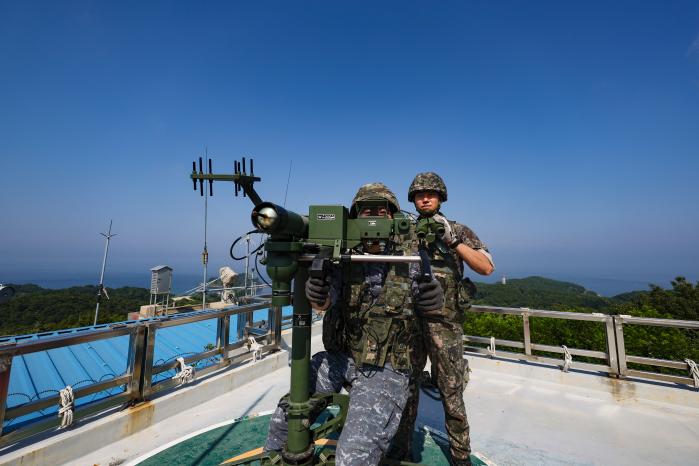해군 동해합동작전지원소 장병들이 휴대용 대공유도무기 ‘신궁’ 조작훈련을 하고 있다. 합작소는 신궁과 안티드론건 등을 연계한 대공 전투배치절차를 상시 숙달하며 즉응태세를 확립하고 있다.