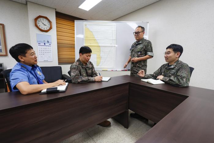 지휘통제실에서 합동 근무자들이 협조회의를 하고 있다.