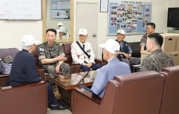 육군7포병여단 장병들이 지난달 29일 6·25 참전유공자회 남양주시지회를 찾아 선배 전우와 담소를 나누고 있다. 사진 제공=백선영 상사