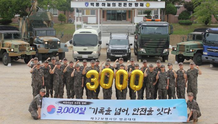 육군32보병사단 방공대대 수송부 장병들이 무사고 3000일 달성 기념촬영을 하고 있다. 부대 제공
