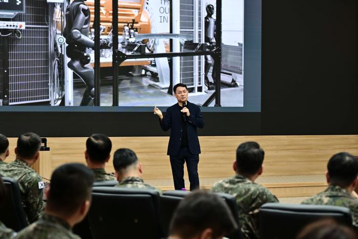 30일 공군본부 대회의실에서 열린 26-3차 하늘사랑 아카데미에서 서울대 조규진 교수가 강연하고 있다.  공군 제공