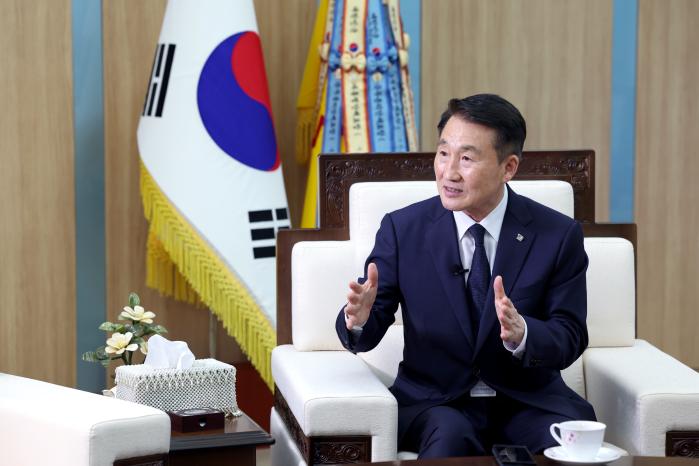 신상범 국방기술품질원장이 국방일보와 인터뷰하고 있다.