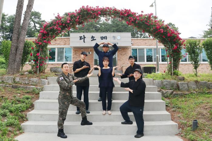 30년간 육군수도기계화보병사단 번개여단에서 헌신한 심숙자 조리실장이 기념사진을 찍고 있다. 부대 제공