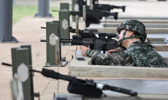 지난달 24일 해병대 연평부대를 방문한 이재명 대통령이 K2C1 소총 사격을 하고 있다. 연합뉴스