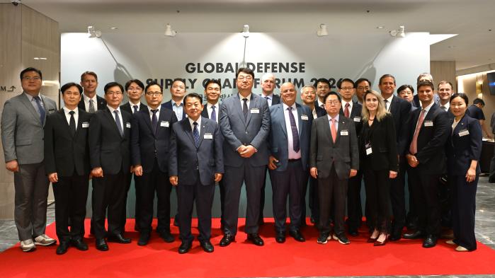 2026 절충교역 산업협력 행사와 연계해 개최된 방산 글로벌 공급망 포럼에서 김일동(앞줄 왼쪽 넷째) 방위사업청 차장, 김병주(앞줄 왼쪽 다섯째) 국회의원, 유용원(앞줄 오른쪽 넷째) 국회의원 등 주요 참석자들이 기념촬영을 하고 있다. 방사청 제공