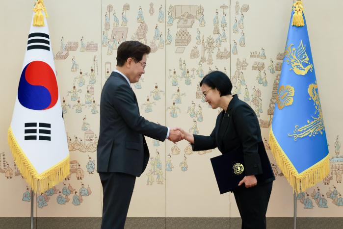 이재명 대통령이 1일 청와대에서 한성숙 국무총리에게 임명장을 수여하고 있다. 한 총리는 국민주권정부 두 번째 총리이자 제50대 총리로, 2006년 임명된 한명숙 전 총리 이후 20년 만의 두 번째 여성 총리다. 연합뉴스