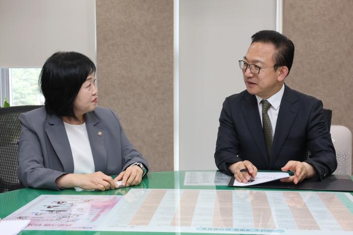 배종호(오른쪽) 국방홍보원장이 2일 홍보원을 방문한 홍소영 병무청장과 양 기관 협력방안을 논의하고 있다. 조종원 기자 