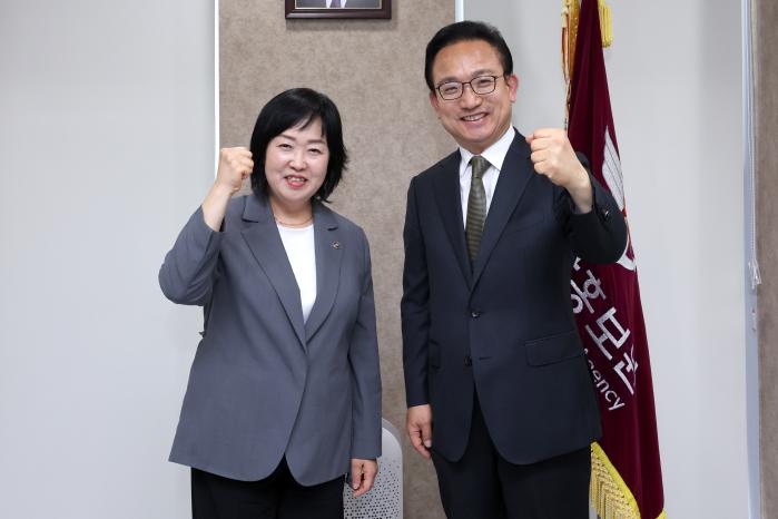 배종호(오른쪽) 국방홍보원장과 홍소영 병무청장이 2일 국방홍보원에서 만나 기념촬영을 하고 있다. 조종원 기자 