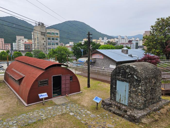 수용소 막사와 탄약창고.