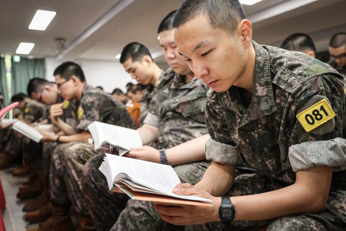 입영 때 지참한 책을 읽고 있는 육군3보병사단 훈련병들. 부대 제공