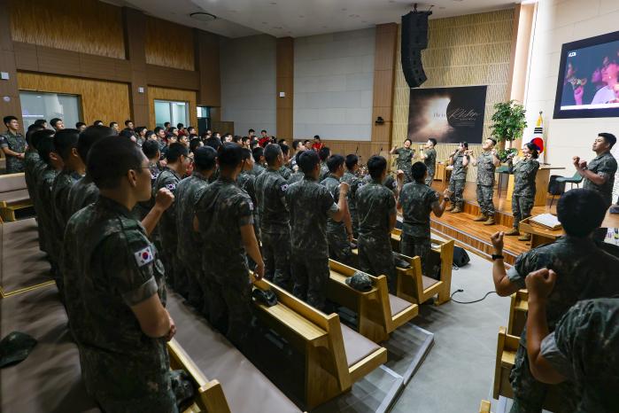 콘서트에 참여한 장병들이 군악대 소조밴드 연주 와 함께 즐거운 시간을 보내고 있다.