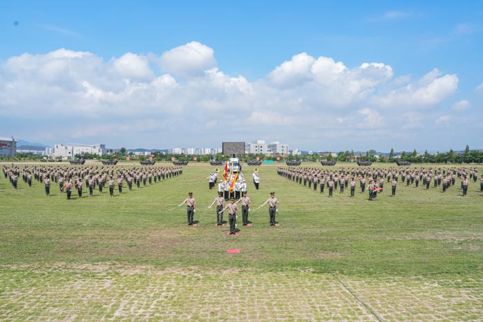 2일 해병대1사단 전투연병장에서 진행된 신병 1330기 수료식에서 신병들이 경례하고 있다. 부대 제공