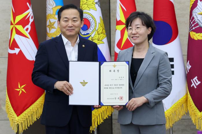 이두희 차관이 김영미 공동위원장에게 위촉장을 수여하고 있다.
