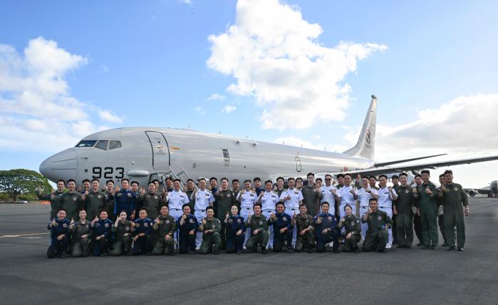 2일(한국시간) 2026 환태평양훈련(RIMPAC) 참가 전력을 현장지도 중인 김경률(둘째 줄 왼쪽 여덟째) 해군참모총장이 P-8A 포세이돈 파견대 장병들을 격려하며 기념촬영하고 있다. 대한민국 해군이 도입한 최신예 P-8A는 올해 처음으로 환태평양훈련에 참가했다. 해군 제공
