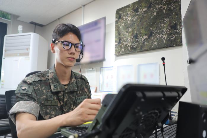 고재흔 하사가 임무에 매진하는 모습.