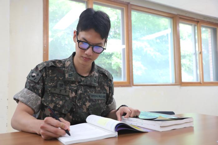 일과가 끝나고 개인정비 시간을 이용해 공부 중인 고재흔 하사.
