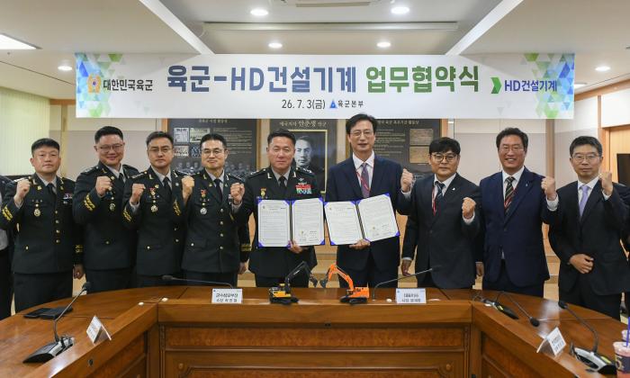 육군과 HD건설기계 관계자들이 지난 3일 계룡대에서 ‘건설장비 무인화 등 기술교류 및 정비인력 양성을 위한 업무협약’ 체결 후 기념촬영하고 있다. 육군 제공