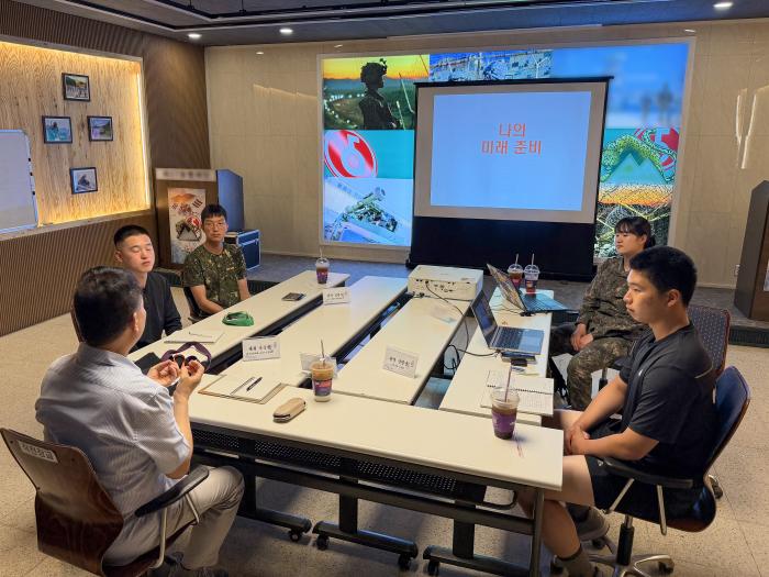 육군5보병사단 표범여단이 진행한 ‘취업 부트 아카데미’에서 전역 예정 장병들이 초빙 강사의 교육을 받고 있다. 사진 제공=라정현 대위