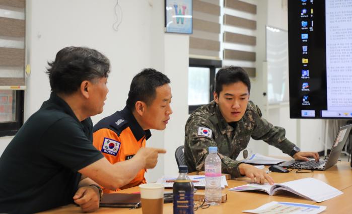 육군화생방학교가 개최한 26-1기 합동 핵·WMD 사후관리과정 교육 참가자들이 작전수행절차 상황조치연습에서 토의하고 있다. 부대 제공
