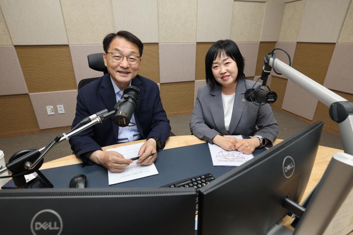 홍소영(오른쪽) 병무청장이 지난 3일 방송된 KFN 라디오 ‘국방광장’에 출연해 취임 1년간의 병무행정 핵심 성과를 설명하며, 진행자인 문성묵 국가전략연구원 통일전략센터장과 포즈를 취하고 있다. 조종원 기자