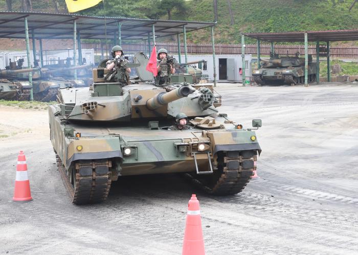 육군수도군단이 지난 1~2일 진행한 현역·예비군 통합 전차기동훈련에서 참가자들이 K1E1 전차에 탑승해 팀 단위 실기동 훈련을 하고 있다. 사진 제공=박준형 군무주무관