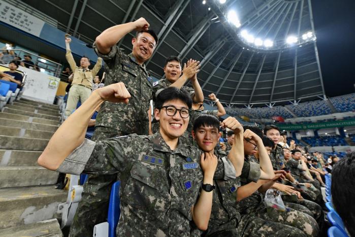 공군19전투비행단 장병들이 4일 대전월드컵경기장에서 열린 하나은행 K리그1 2026 16라운드 대전하나시티즌과 부천FC1995 경기를 관람하며 포즈를 취하고 있다. 부대 제공