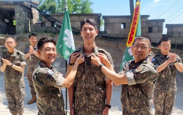 육군1방공여단 고재흔(앞줄 가운데) 하사가 지난달 9일 열린 임관식에서 안효섭(앞줄 왼쪽) 1방공대장과 김종국(앞줄 오른쪽) 행정보급관으로부터 하사 계급장을 수여받고 있다.