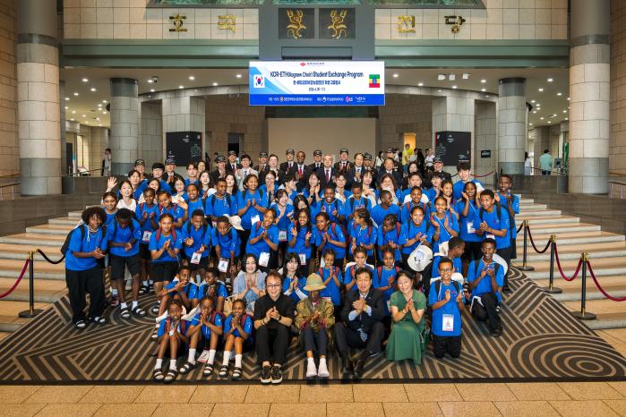 지난달 30일 서울 용산구 전쟁기념관에서 에티오피아 강뉴합창단원과 우리 대학생, 대한민국무공수훈자회 관계자들이 기념촬영을 하고 있다. 무공수훈자회 제공