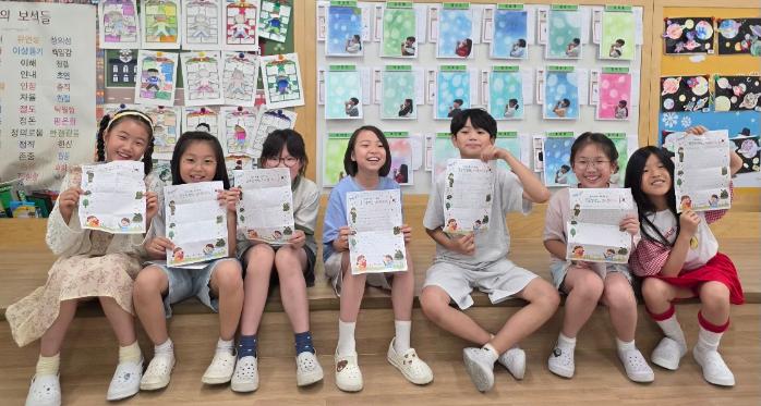 육군55보병사단 양평대대에 감사와 응원의 메시지를 담은 위문편지를 작성한 평택 가내초등학교 학생들(왼쪽)과 학생들에게 답장을 써준 장병들. 부대 제공 