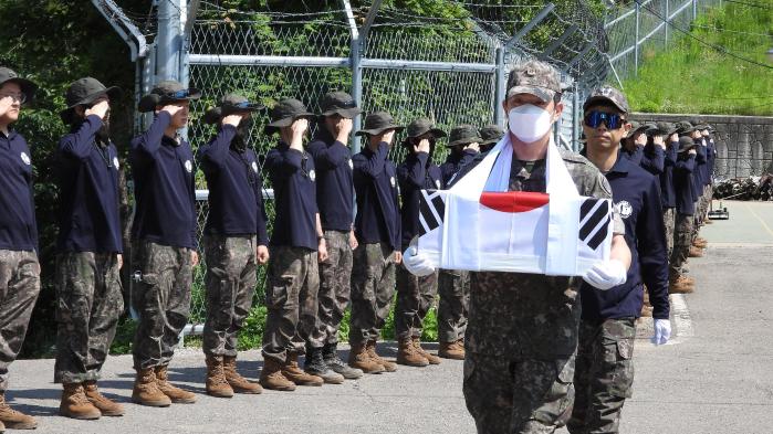 육군15보병사단 상무대대 장병들이 유해발굴작전에서 약식제례 및 임시봉안식을 거행하고 있다. 부대 제공
