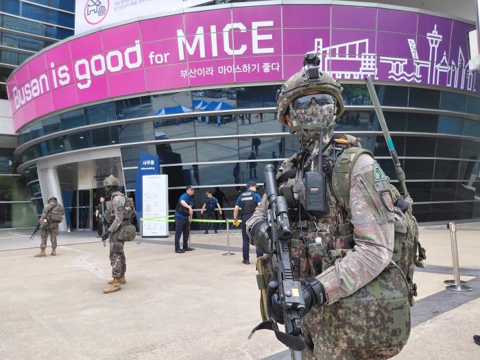육군53보병사단 부산여단 장병들이 6일 부산시 벡스코 일대에서 열린 다중이용시설 테러 대응 실제훈련 중 주위를 경계하고 있다. 부대 제공